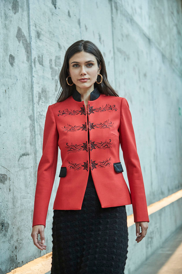 BLAZER ROJO BORDADO NEGRO FIORELLA