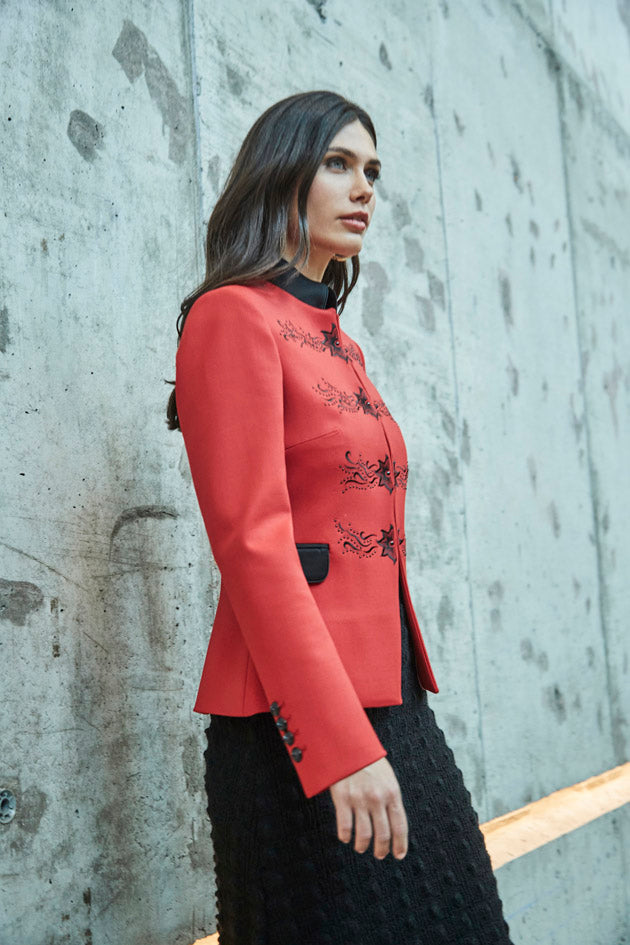 BLAZER ROJO BORDADO NEGRO FIORELLA