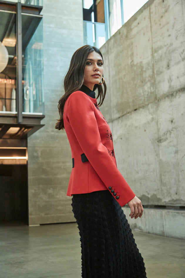 BLAZER ROJO BORDADO NEGRO FIORELLA