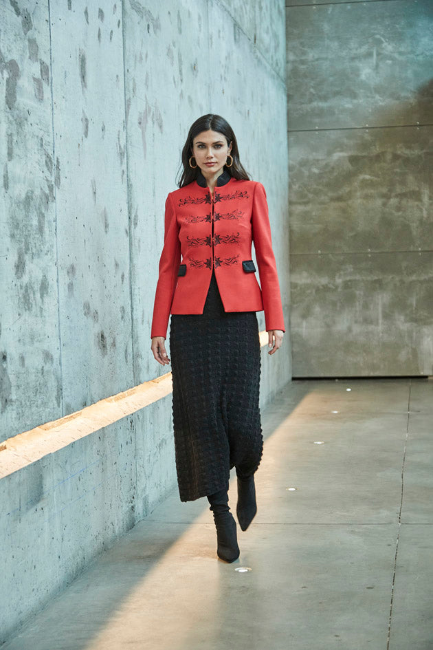 BLAZER ROJO BORDADO NEGRO FIORELLA