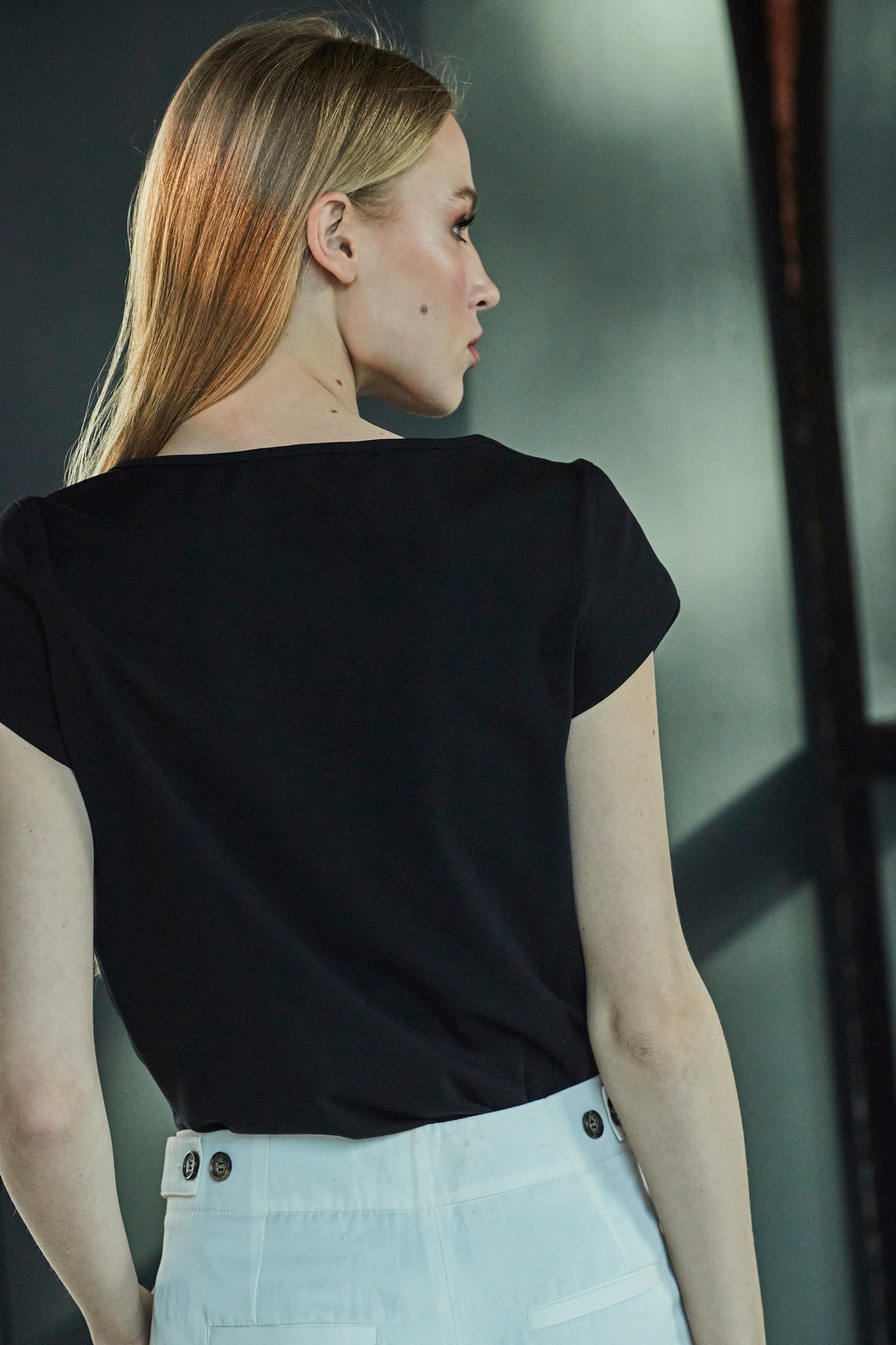 BLACK CAMELIA T-SHIRT