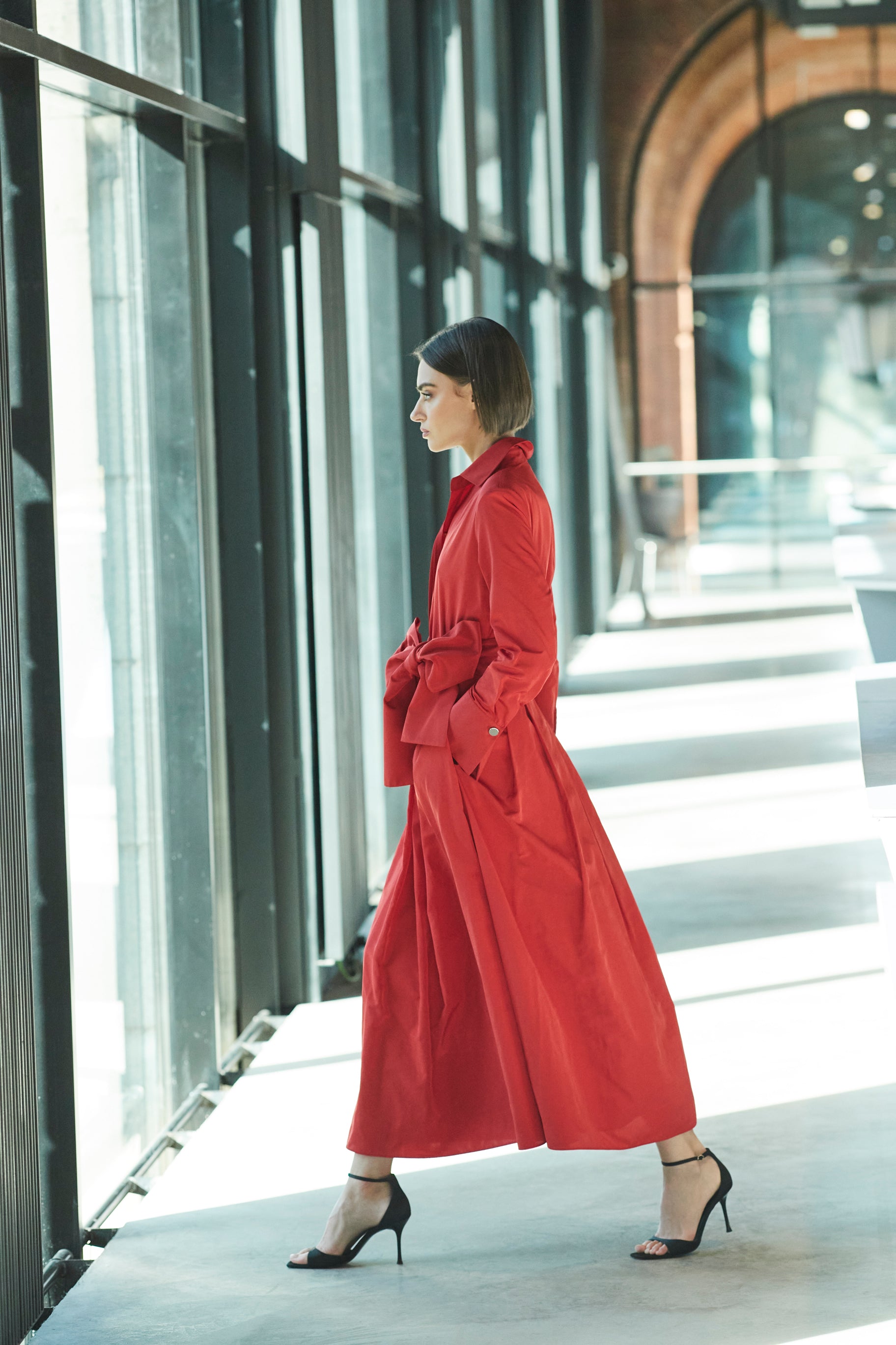 VESTIDO LISO CINTURON ROJO CORNELIA