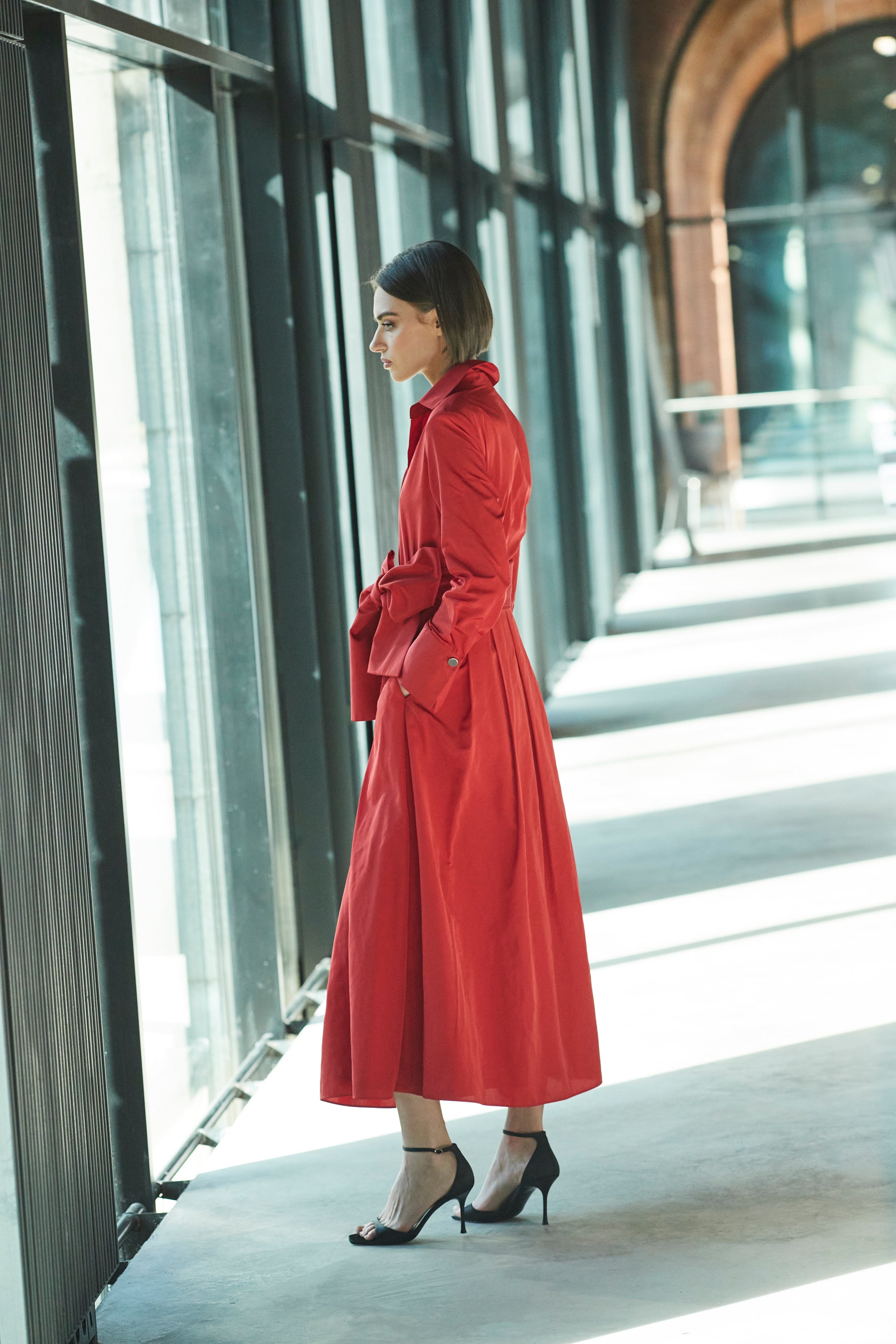 VESTIDO LISO CINTURON ROJO CORNELIA