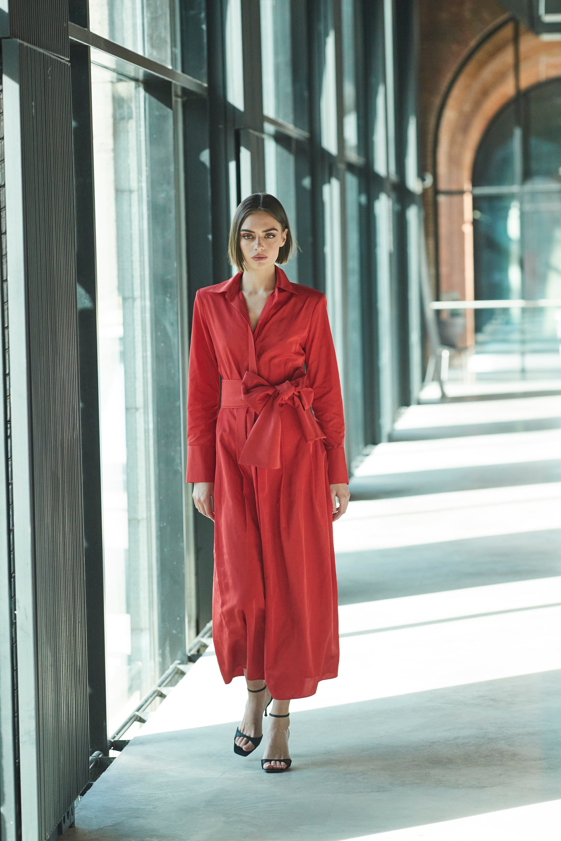 VESTIDO LISO CINTURON ROJO CORNELIA