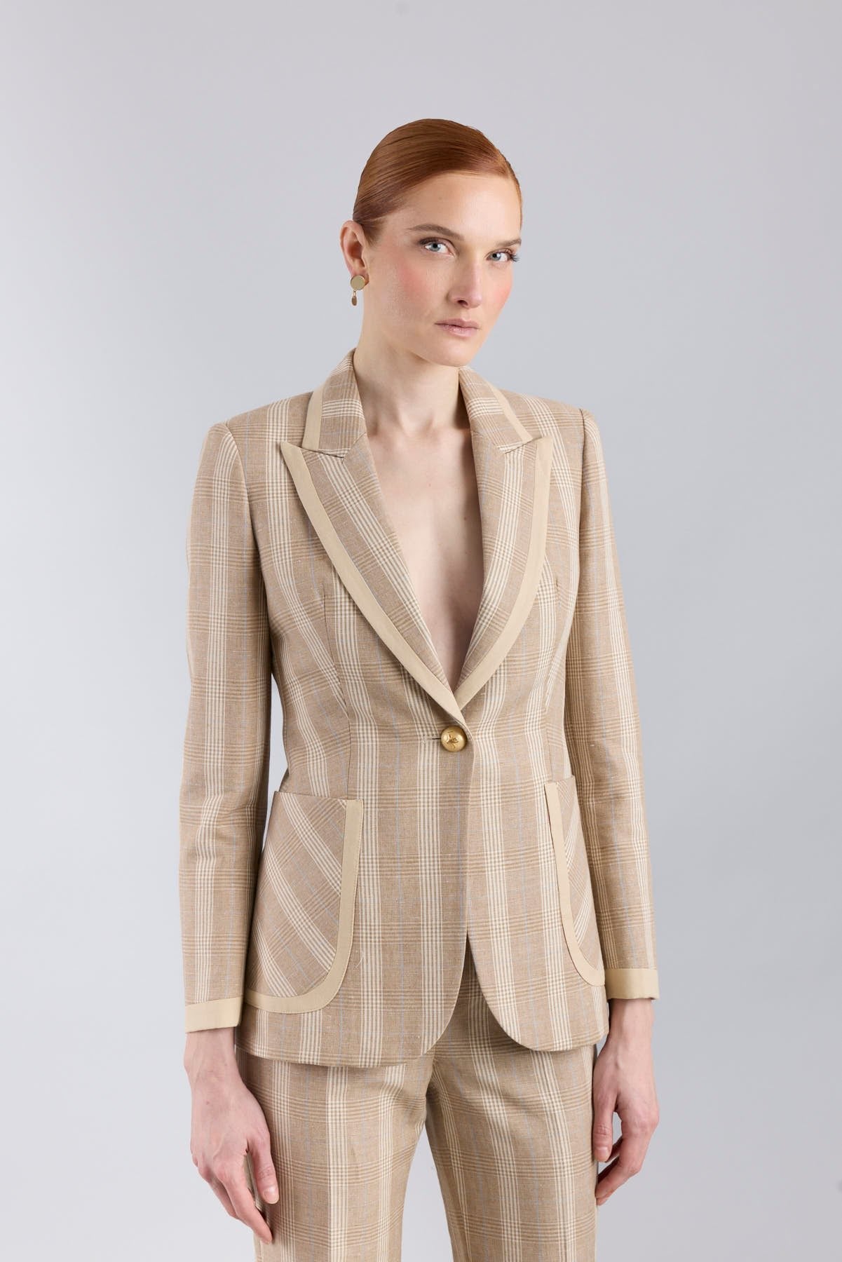 Women’s Gilbertine tailored blazer in camel linen-blend with a single-button closure.