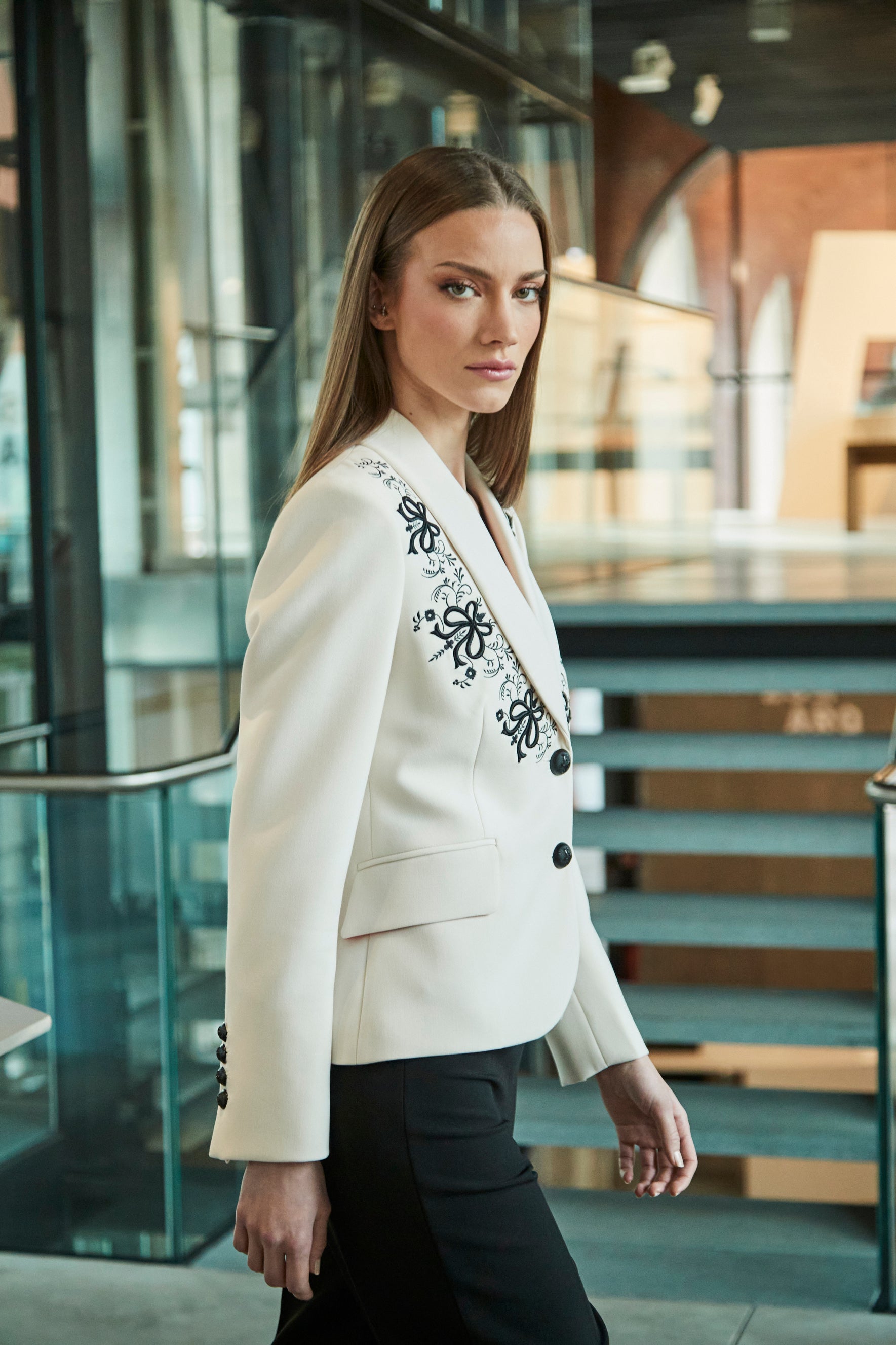 BLAZER BORDADA BLANCA OLIVIA