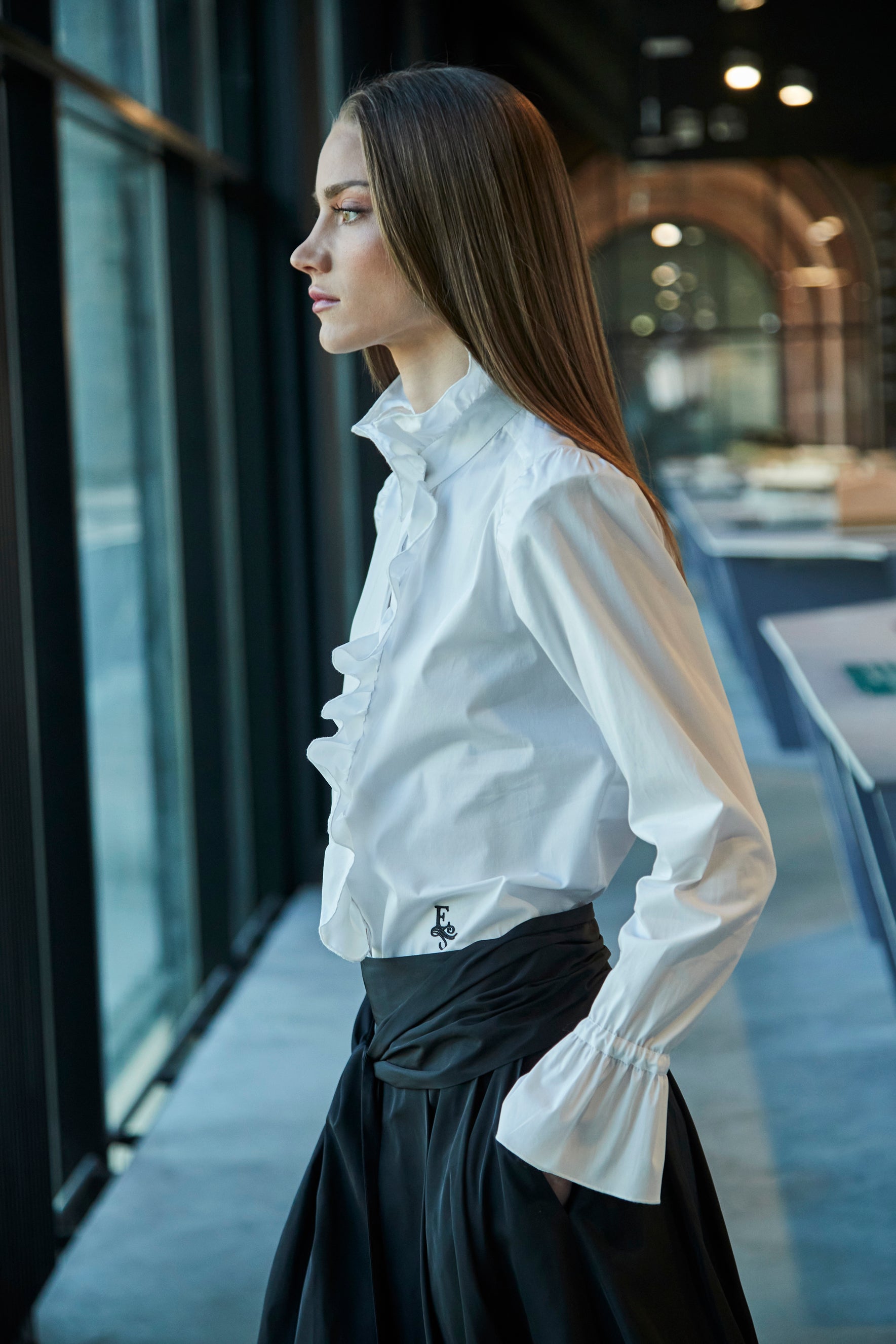 CAMISA BLANCA CON VOLANTE BOHEME